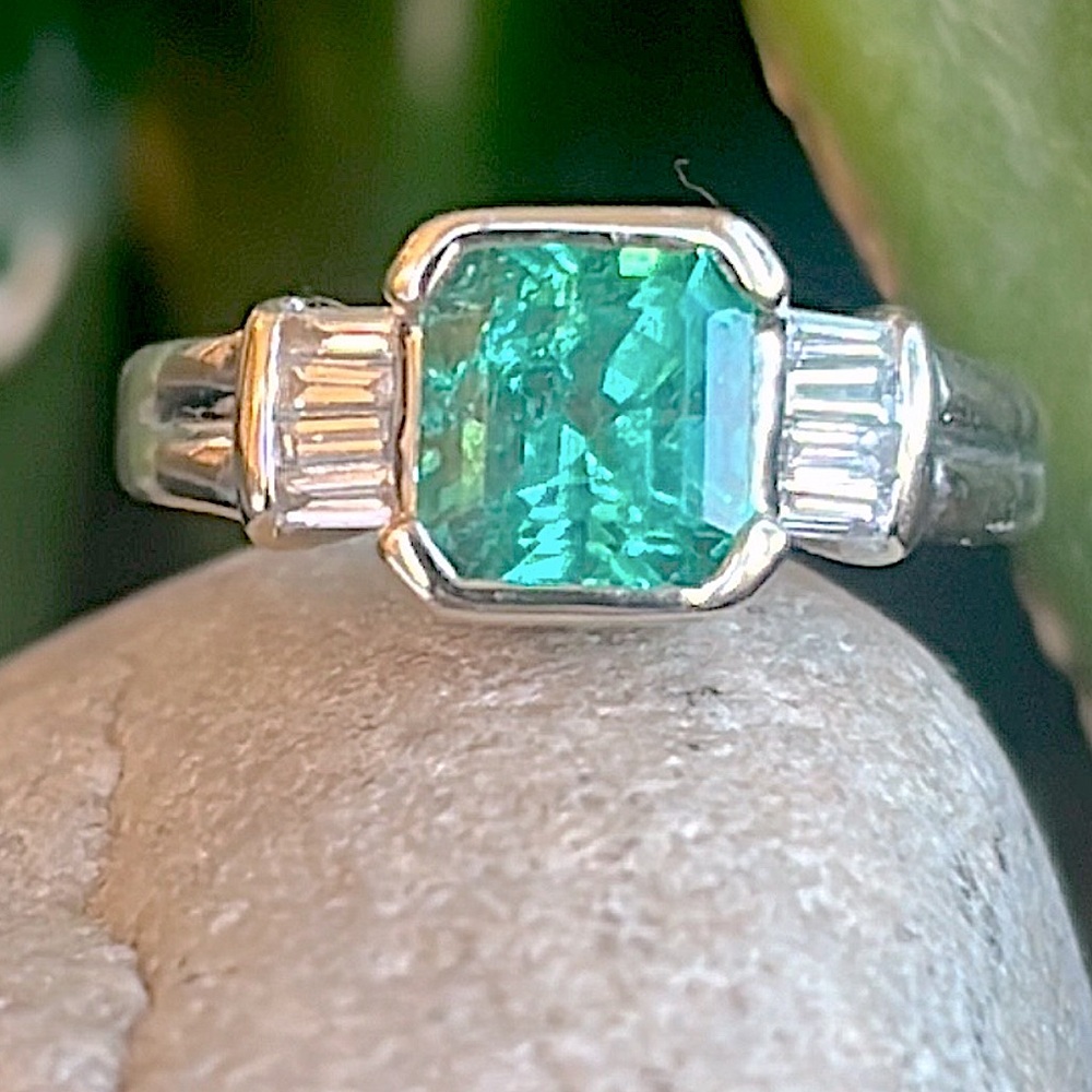Vintage 18 karat gold, diamond and natural emerald ring